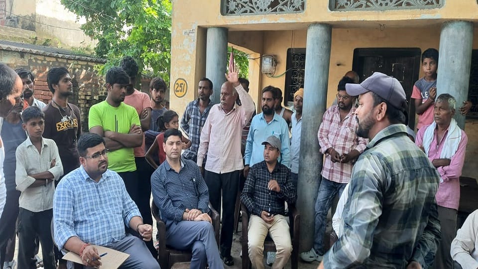 Fake team of electricity department beaten up