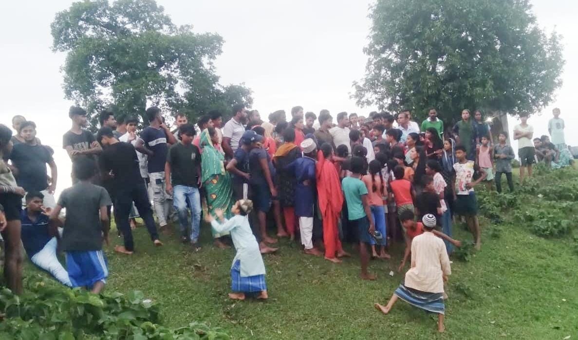 घटनास्थल पर जुटी भीड़