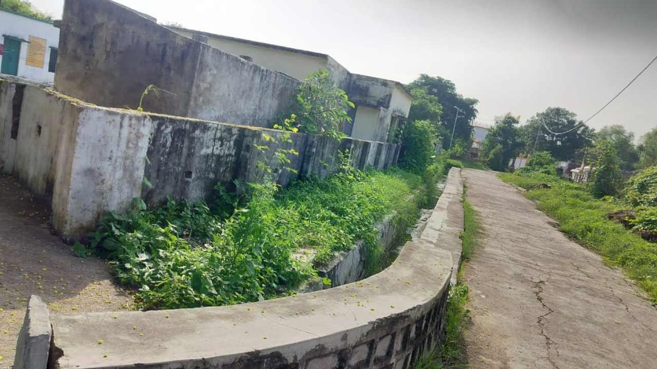 Lalitpur: Government school in a state of disarray, no drinking water, grass and dirt everywhere