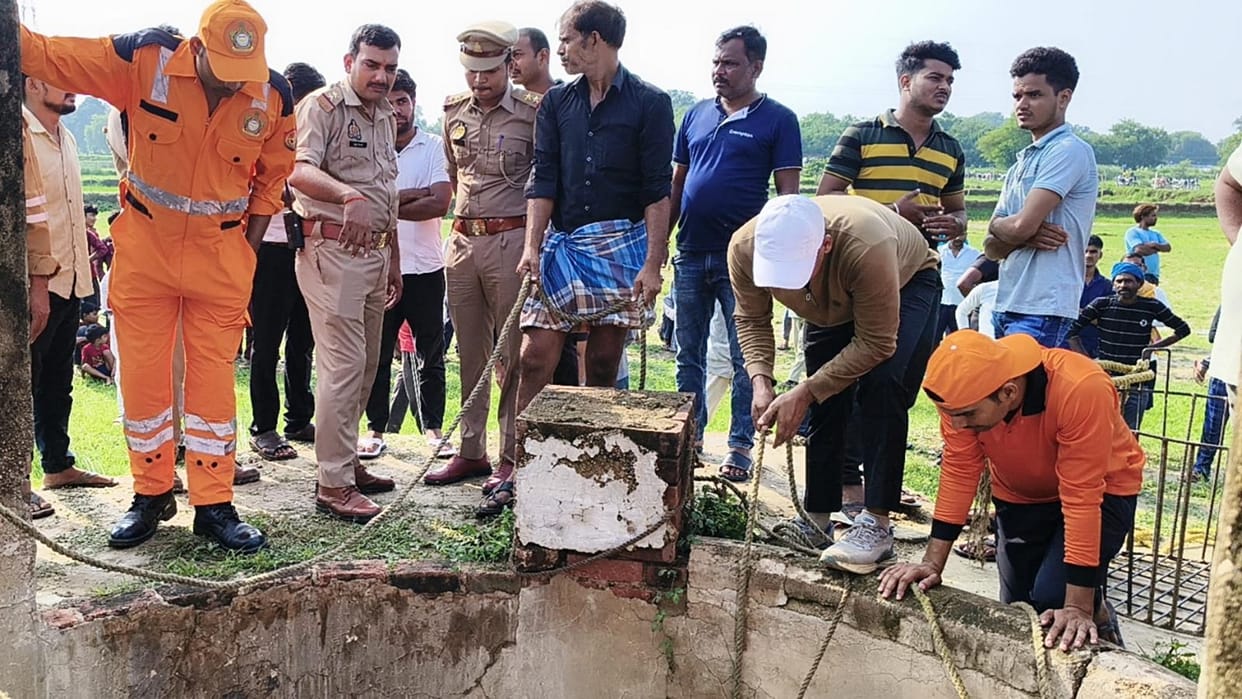 Pratapgarh: The body of the youth was rescued from the well after sixteen hours, the body was stuck in the swa