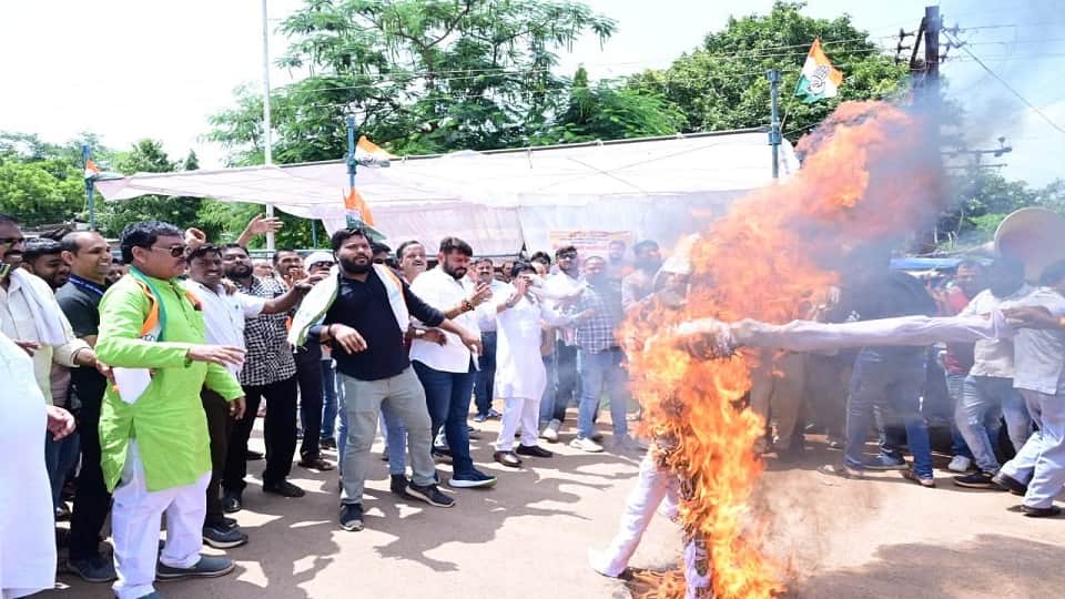 Bijli Half Scheme Congress protests against power cuts protests in front of electricity office
