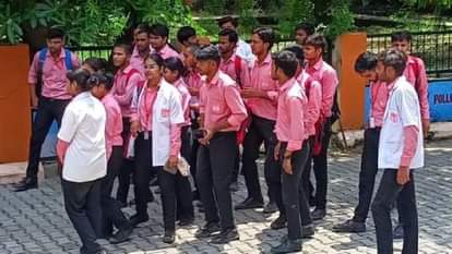 कलेक्ट्रेट पर मौजूद विद्यार्थी