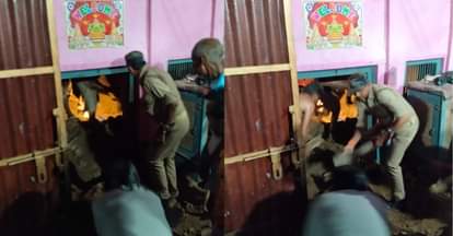 मलबे से घायलों का बाहर निकालती पुलिस