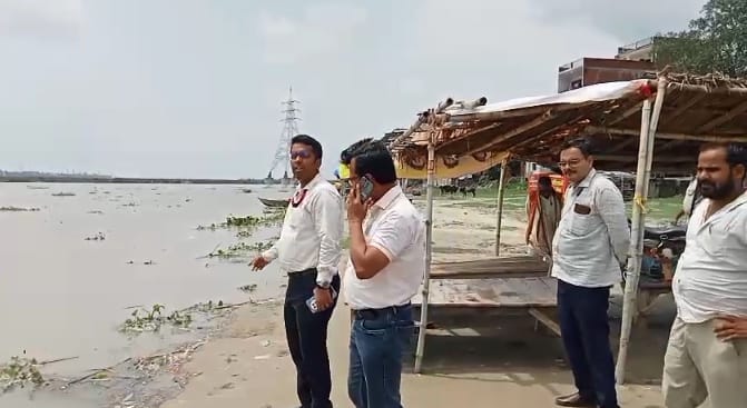 Kanpur Ganga water level increased SDM inspected the ghats alerted the residents of populated areas