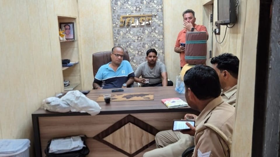 Masked crooks stole Rs 5 lakh from a lock trader factory