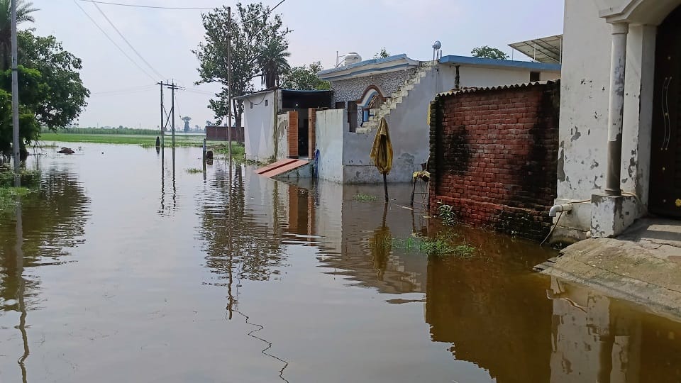 Meerut: 10 villages of Khadar filled with flood water, traffic stopped, thousands of villagers Affected
