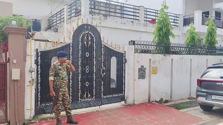 Lucknow:निलंबित IAS अभिषेक प्रकाश के करीबी निकांत जैन पर ईडी का शिकंजा, कई ठिकानों पर छापेमारी
