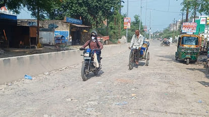 Kanpur: Rain stopped, gravel spread on the road, vehicle riders are getting injured every day