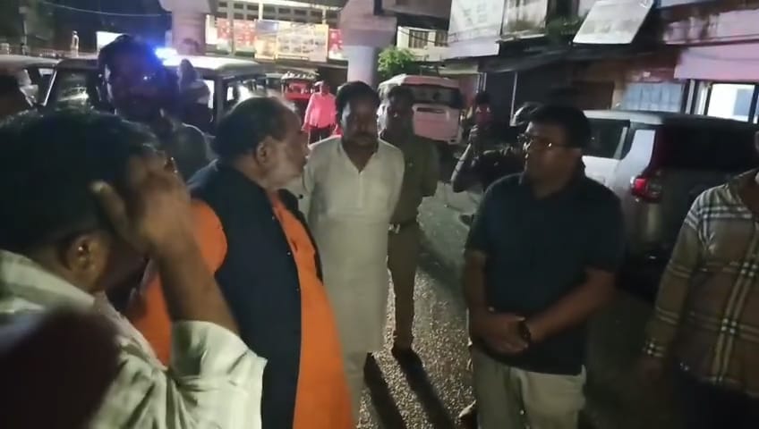 Transport Minister Dayashankar Singh expressed displeasure at PWD XEN for opening new bridge in Ballia