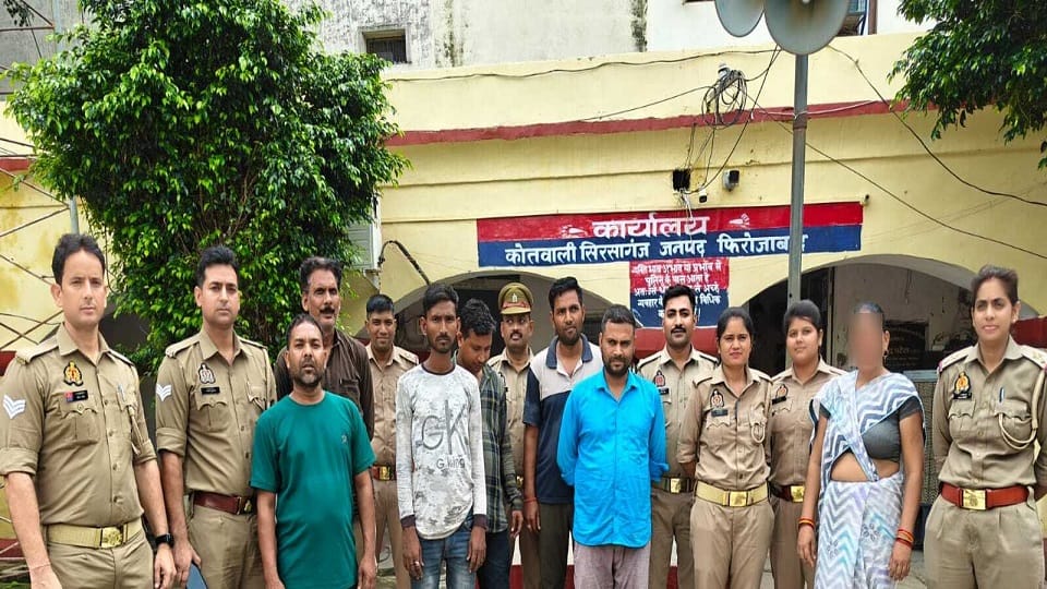 Famous colony of Firozabad and luxurious house  woman was doing Gambling in courtyard
