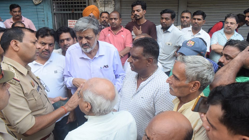 Meerut: Police raided drug sellers in Khairnagar, market closed in protest, ruckus for hours.