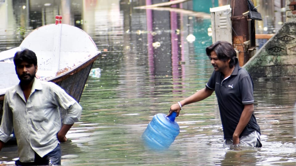 Prayagraj flood news 70,000 Left Homeless as Ganga-Yamuna Floodwaters Recede Know Details in Hindi
