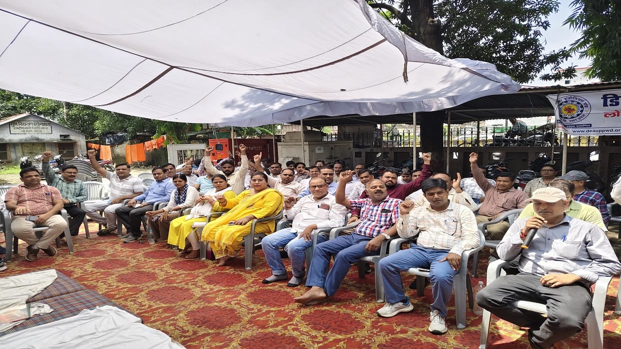 Junior Engineer of PWD sat on strike said we will fight and get justice in bareilly