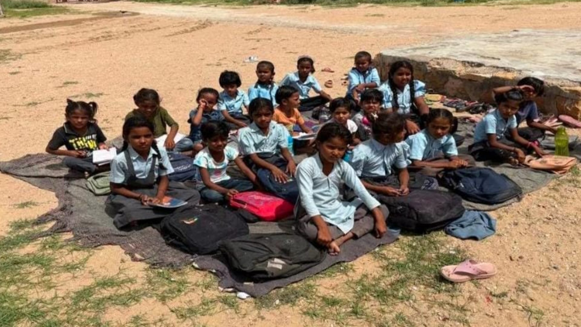 खुले में बैठकर पढ़ने को मजबूर छात्राएं