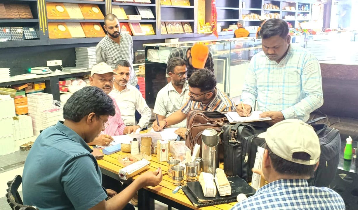 Jhansi: Food department takes action against big establishments before the festival