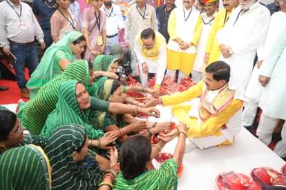 सीएम को लाड़ली बहनों ने बांधी राखी