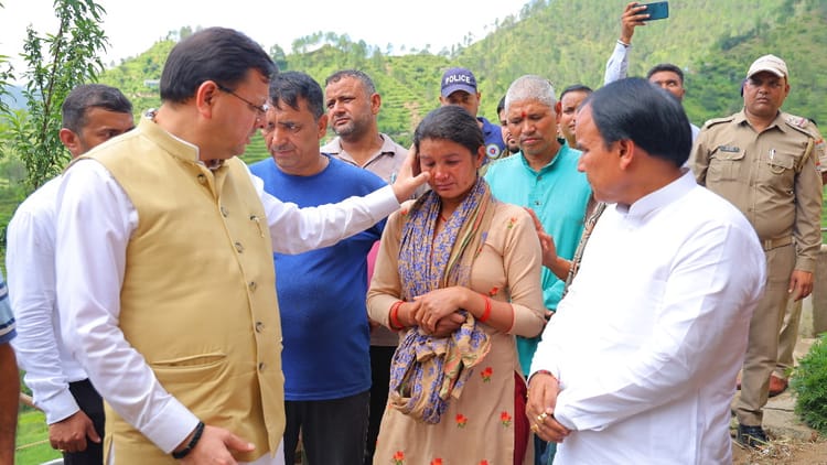 Pauri Disaster: आपदाग्रस्त सैंजी गांव पहुंचे सीएम धामी, प्रभावितों के पोछे आंसू, भावुक कर देंगी तस्वीरें