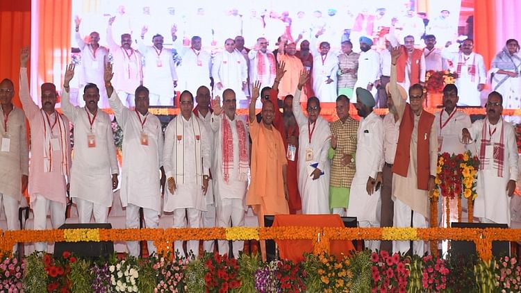 संभल में योगी: कांग्रेस ने कराया नरसंहार... सपा ने उसे छिपाया, सच्चाई सामने आती तो वोटबैंक खतरे में पड़ जाता