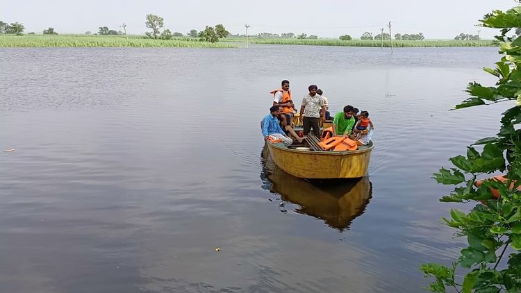 Meerut: खादर के 10 गांवों में भरा बाढ़ का पानी, आवागमन बंद, हजारों ग्रामीणों को अब बस नाव का ही सहारा