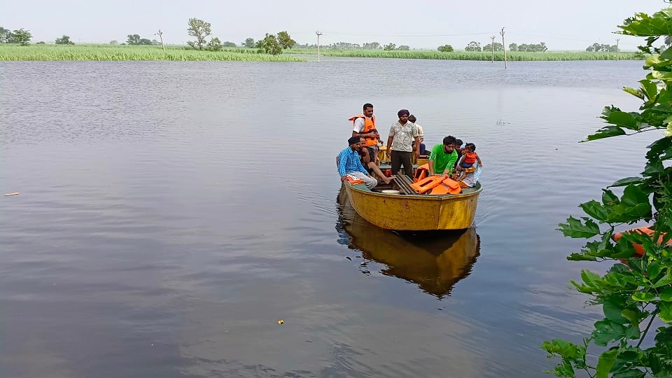 Meerut: 10 villages of Khadar filled with flood water, traffic stopped, thousands of villagers Affected