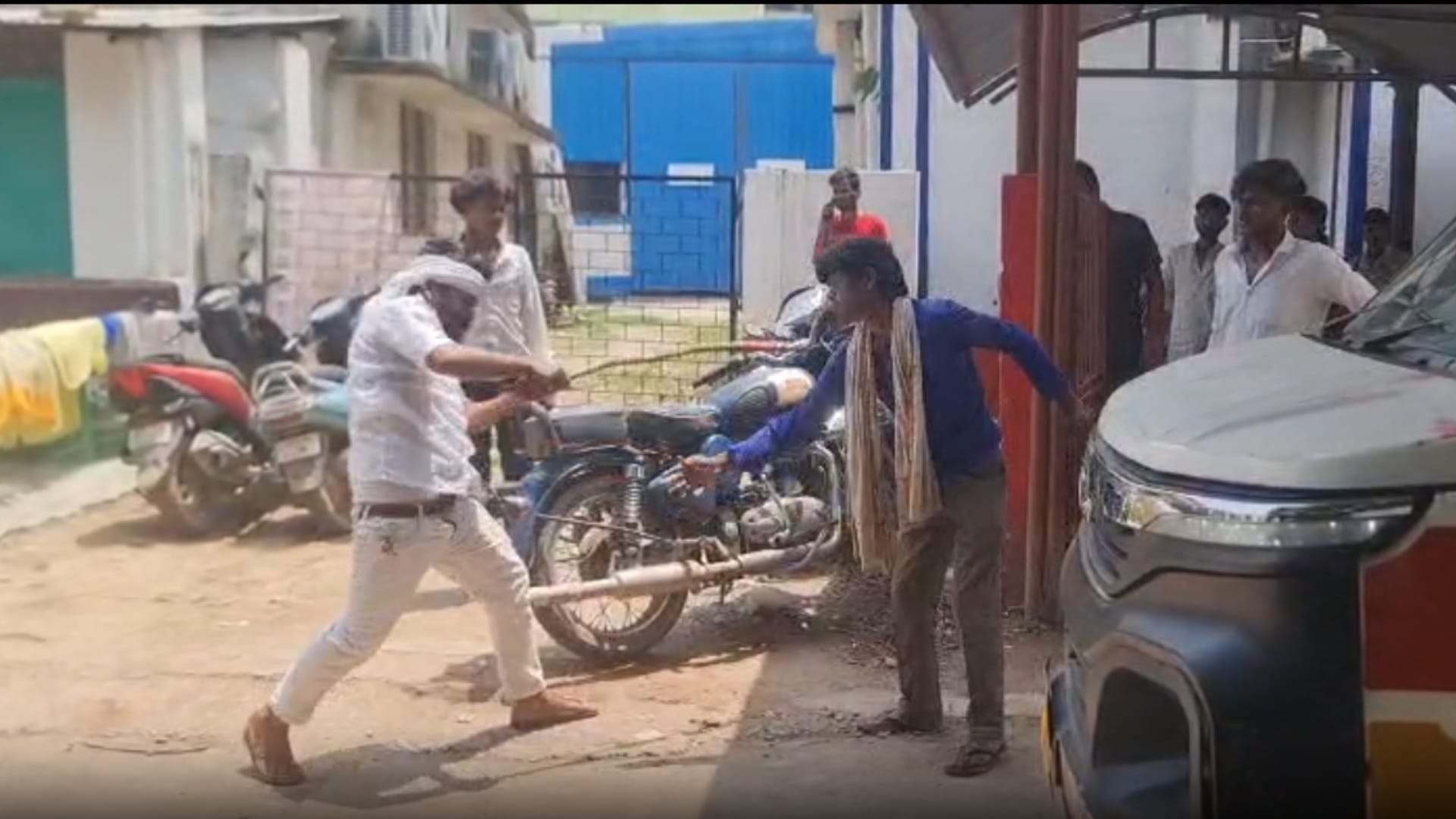 सतना में गरीब को भीड़ ने पीटा