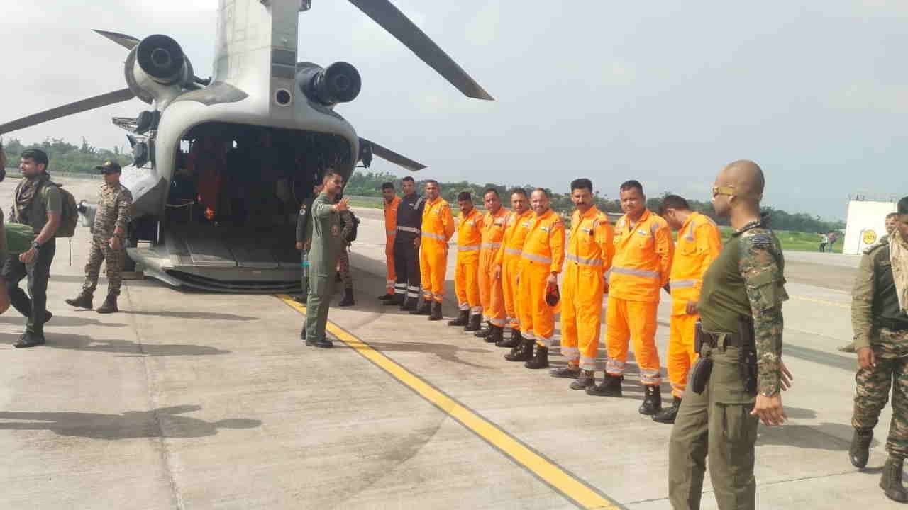 Uttarkashi Flood 112 people trapped in disaster were rescued from Chinook and MI-17 Helicopter To Dehradun