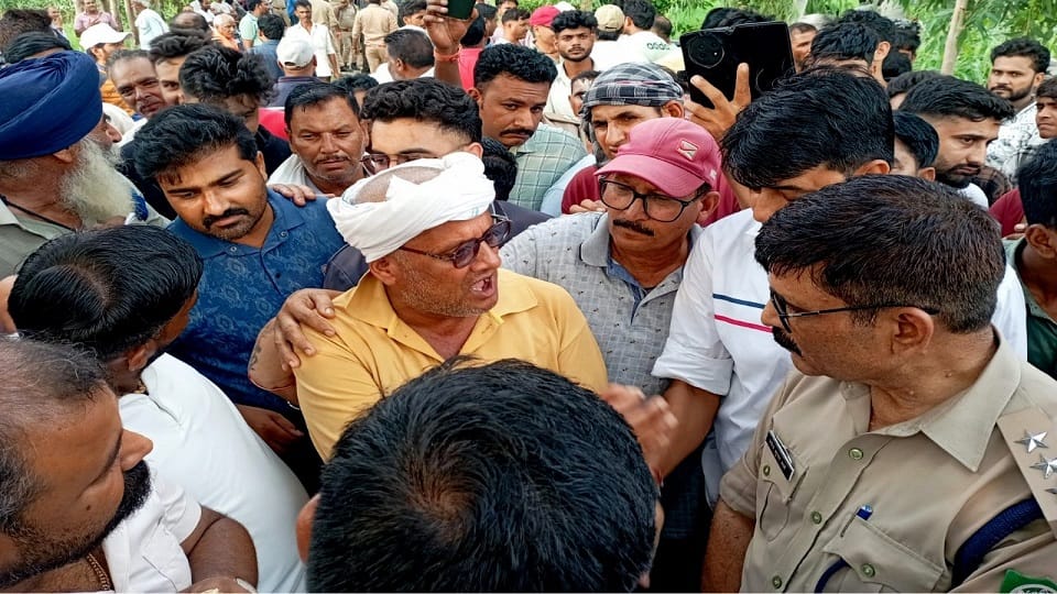 Bijnor: A woman who had gone to collect fodder was killed by a leopard, her husband and three children cried