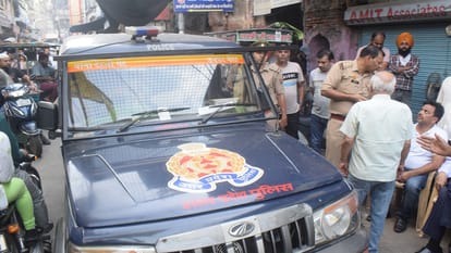 Meerut: Police raided drug sellers in Khairnagar, market closed in protest, ruckus for hours.
