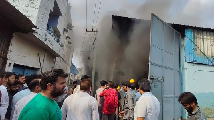 UP: मुरादाबाद की लकड़ी फैक्टरी में भीषण आग, दो किलोमीटर दूर तक दिखा धुएं का गुबार, घंटों मची रही अफरा तफरी