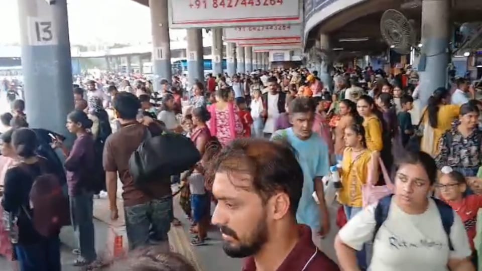 Crowd gathered at Chandigarh ISBT-43 Rakshabandhan and weekend heavy traffic jammed in city see video