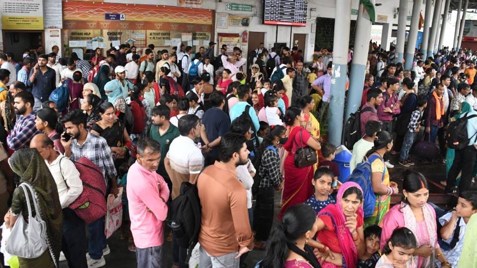Raksha Bandhan 2025: Travel in roadways buses is free in UP crowd of women gathered had to travel standing