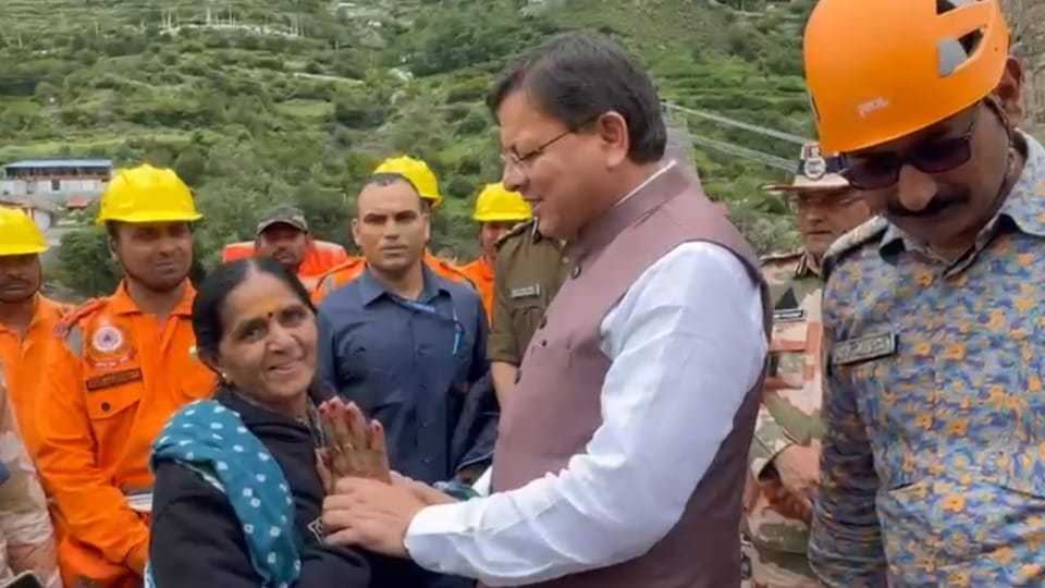 Uttarkashi Flood woman tore her saree and tied a rakhi to CM Dhami during his visit in disaster affected area