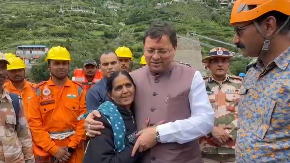 Uttarkashi Flood woman tore her saree and tied a rakhi to CM Dhami during his visit in disaster affected area