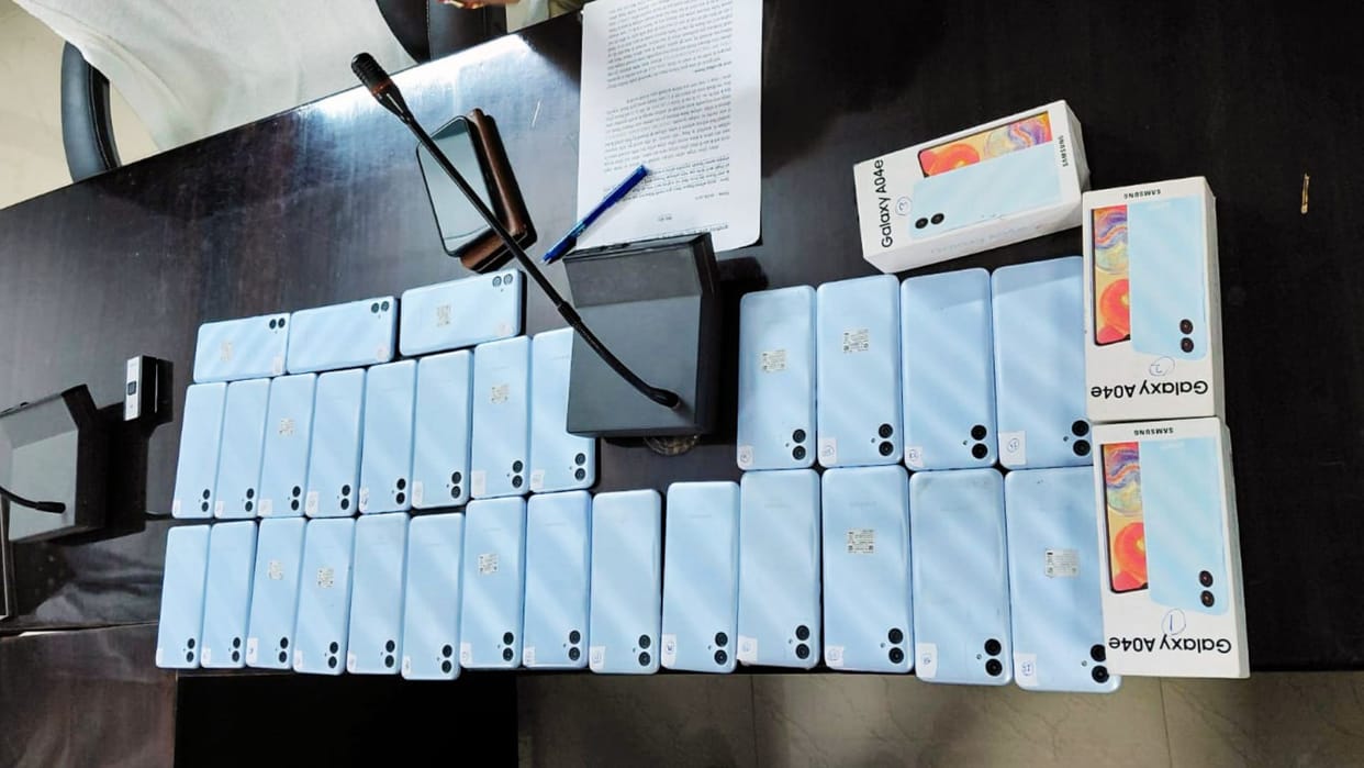 Varanasi News 42 smart phones sold under scheme 32 mobiles worth 5.52 lakh recovered accused arrested