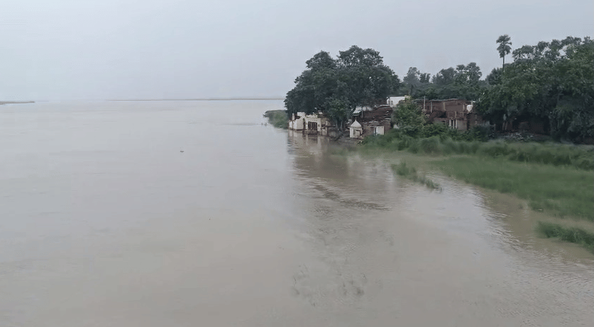 Saryu spate villages danger due rapid erosion Kamharia crops submerged