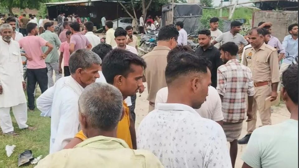Amroha: Car hit the bike, couple and son jumped and fell on the road, all three died