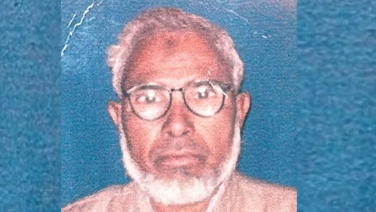 Balrampur: An old man died while standing in line for fertilizer