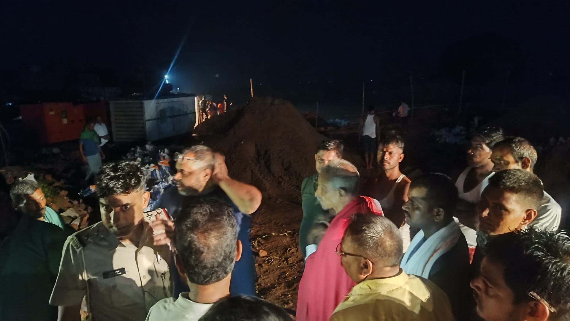 देर रात मौके पर पहुंचे प्रशासनिक अधिकारी