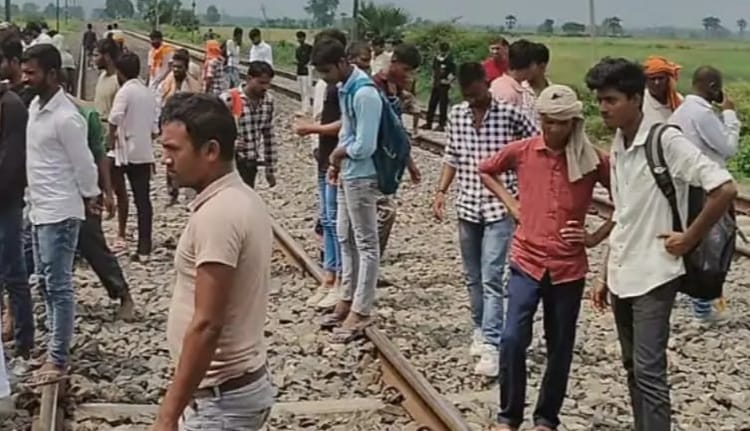 Bihar News: ट्रेन से गिरकर युवक की मौत, आक्रोश में लोगों ने दो घंटे तक गया-पटना रेल खंड को रखा जाम