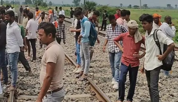 Bihar : Young man dies after falling from train in Gaya; people blocked Gaya-Patna rail section for two hours
