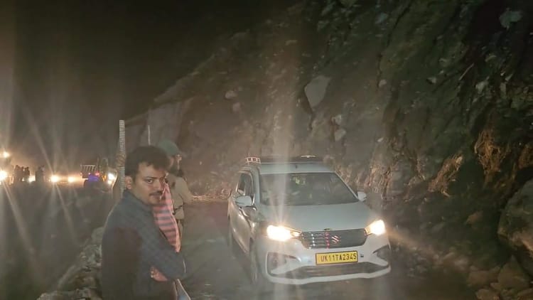 Badrinath highway: 52 घंटे बाद खुला रास्ता...फंसे 700 तीर्थयात्री व स्थानीय लोगों के वाहनों को किया रवाना
