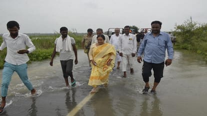 Muzaffarnagar: Ganga overflowed, only water in Khadar, people said - celebrate Raksha Bandhan or save life