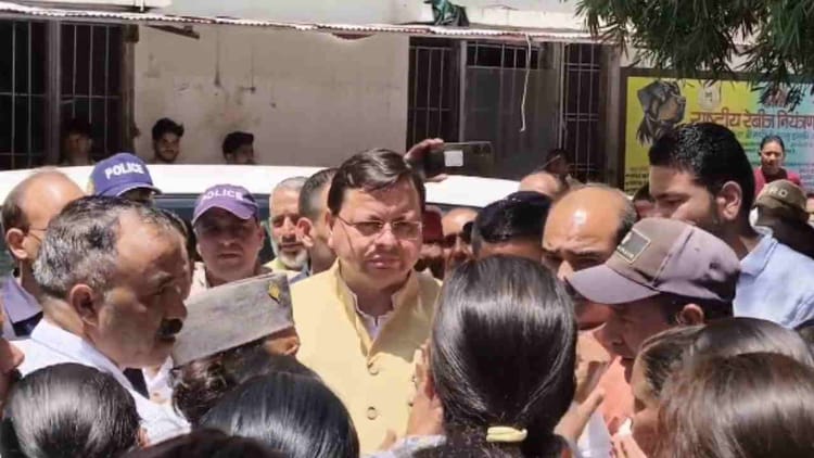 Uttarkashi Cloudburst: रोती बिलखती मुख्यमंत्री धामी से बोली खुशबू- मेरे मम्मी पापा से बात करवा दो सर