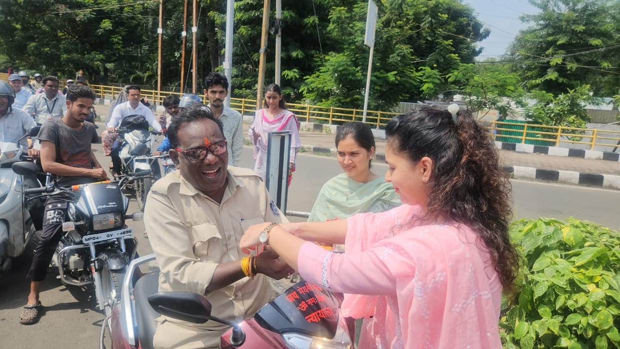 MP News: Ekaa Welfare Foundation's road safety awareness campaign on Rakshabandhan- "A protective thread in th