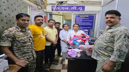 Newborn baby girl abandoned in temple police rescued her admitted to district hospital in Kabirdham