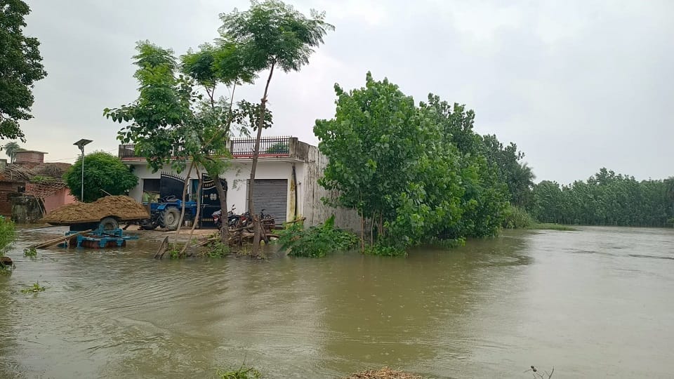 Bijnor: There was flood water everywhere, the family members went to deliver the woman, tractor got stuck