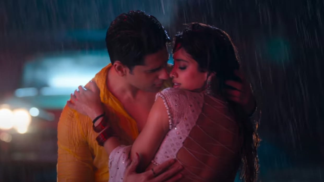 Janhvi kapoor Sidharth malhotra chemistry wins over rain in Bheegi Saree Song of Param Sundari