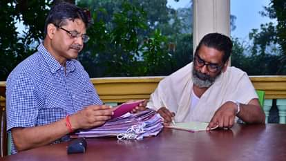 पैतृक गांव नेमरा में शासन का काम करते सीएम हेमंत सोरेन