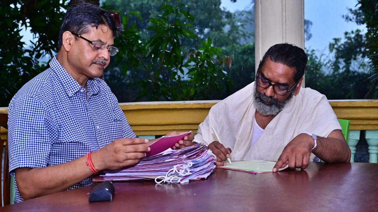 Jhakhand News: After death of father Shibu Soren, CM Hemant Soren is running work of governance from Ramgarh