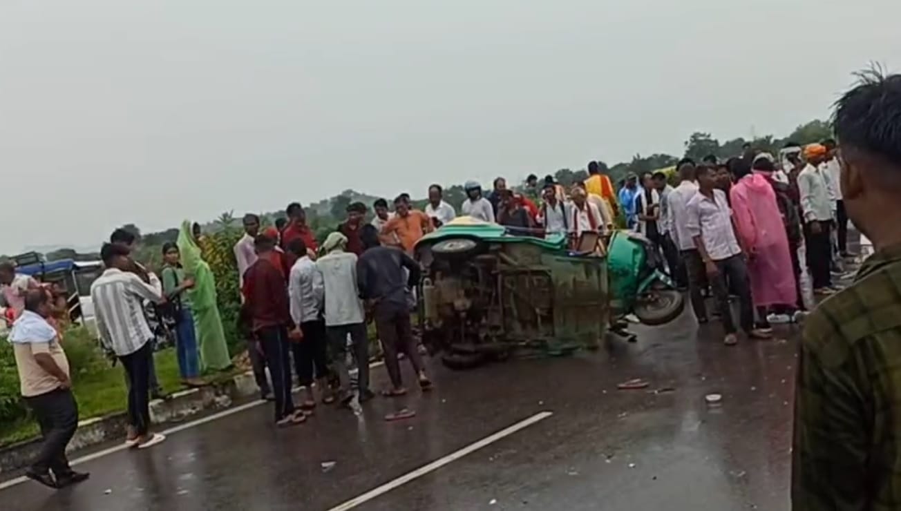 Car hits auto on Khajuraho National Highway one woman dies seven people injured